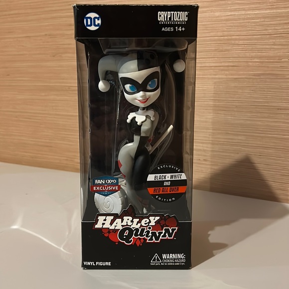 FAN EXPO EXCLUSIVE black white and red all over Harley Quinn vinyl figure - Picture 3 of 8